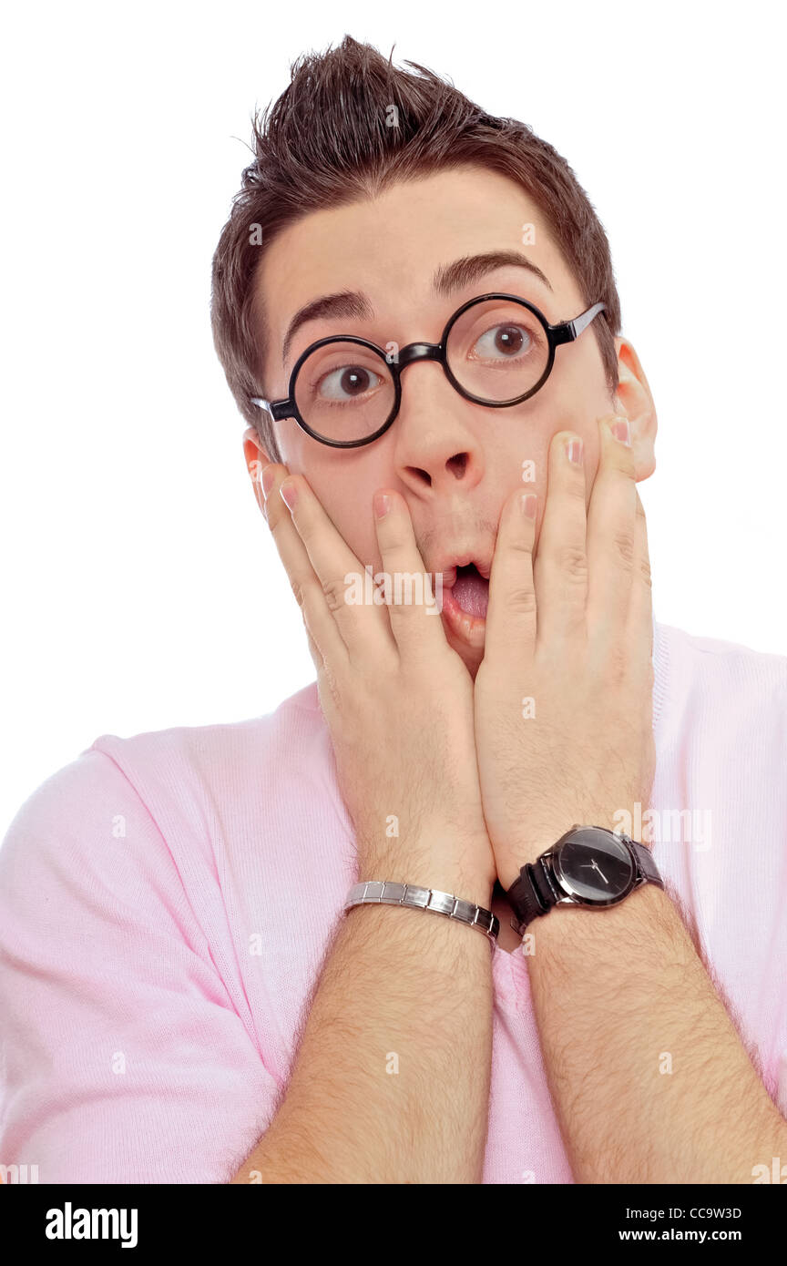 Ansicht von vorne des Mannes in Gläsern, Blick in die Kamera mit Händen auf geöffnete Maul tragen rosa glamouröse Kleidern Stockfoto