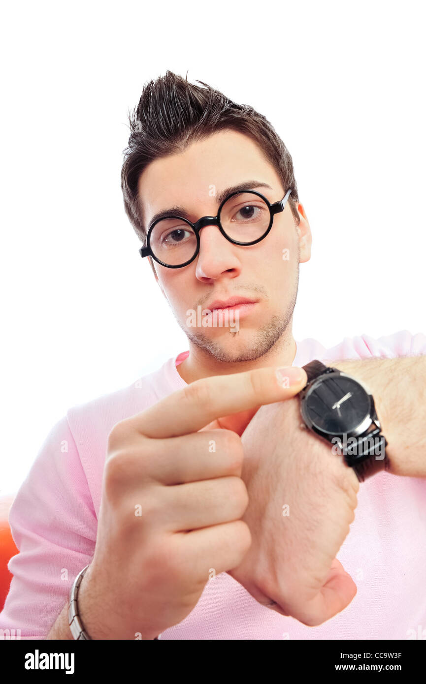 Ansicht von vorne, der Mann in Gläsern, Blick in die Kamera zeigt auf seine Uhren tragen rosa glamouröse Kleidern Stockfoto