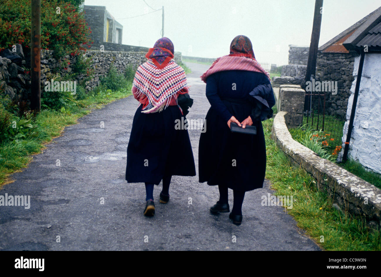 Zwei Frauen Wearung traditionelle Schals zurück von täglich die Messe auf die Aran Islands Co Galway Irland Stockfoto