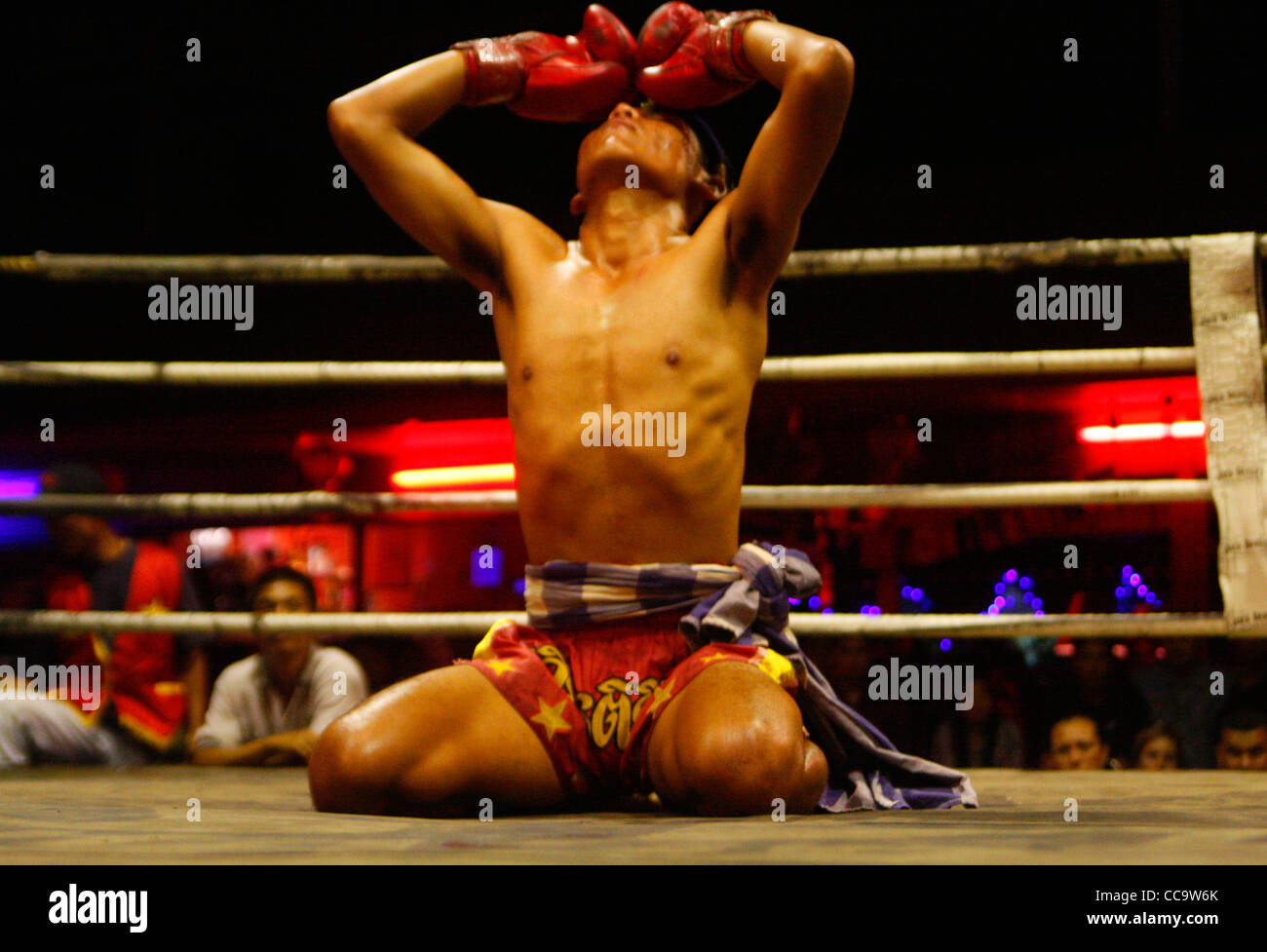 Ein 'Muay Thai' Krieger betet vor Beginn des Kampfes. Chiang Mai, Thailand. Stockfoto