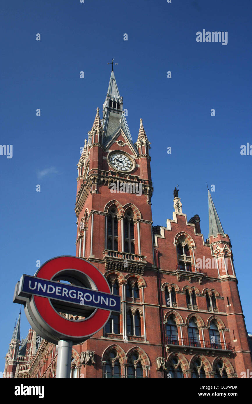 St Pancras Hotel/Kammern, Euston Road, London N1 blauen Himmel sonnig mit unterirdischen Zeichen im Vordergrund. Stockfoto