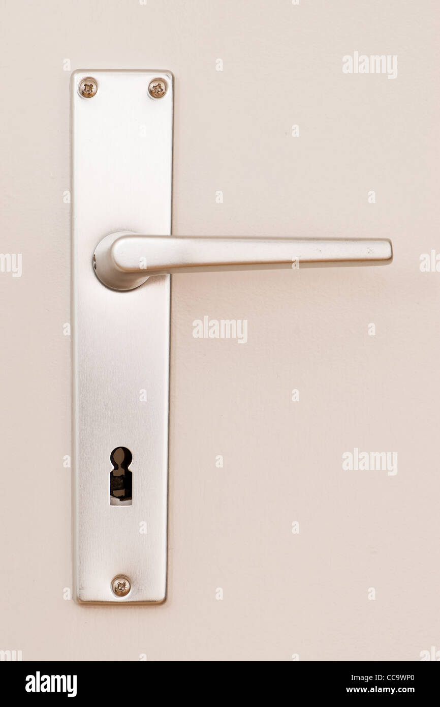 Frontalansicht des sauberen Metall Türklinke an einer hell lackierten Tür Stockfoto