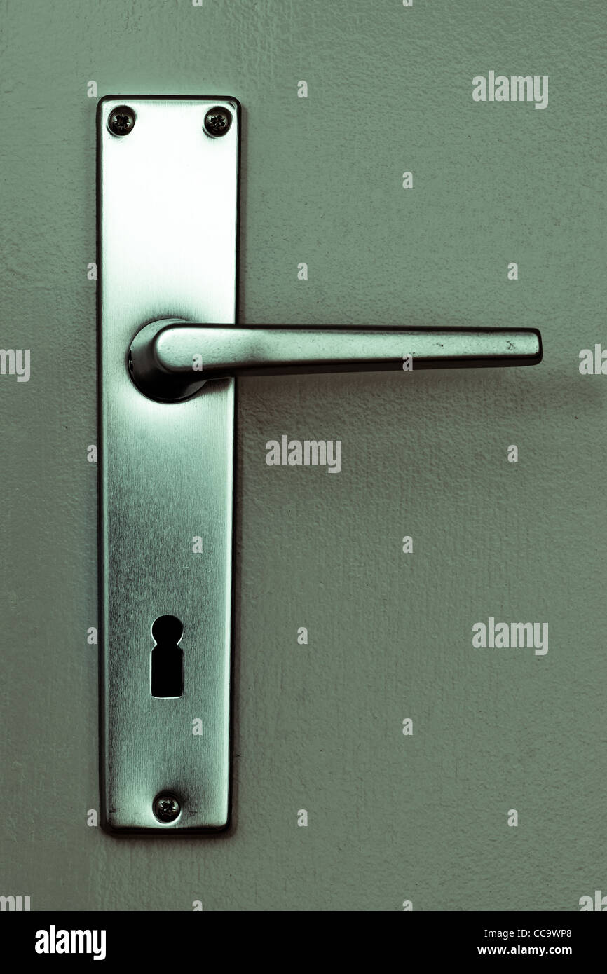 Frontalansicht des sauberen Metall Türklinke an einer hell lackierten Tür Stockfoto