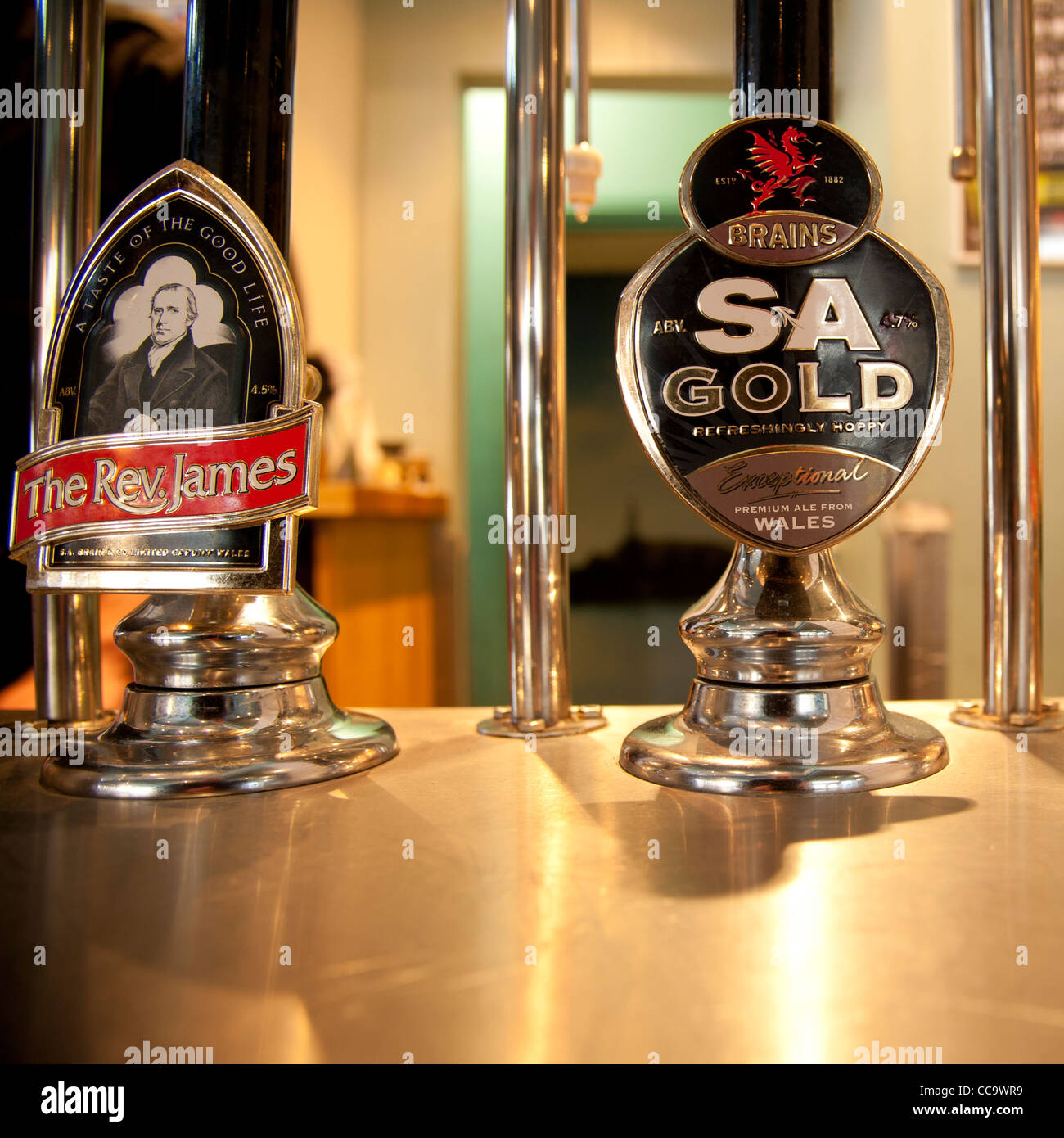 Cardiff Brauerei Gehirne SA Gold- und The Rev James Bier vom Fass Pumpen in einem Pub-Bar-UK Stockfoto