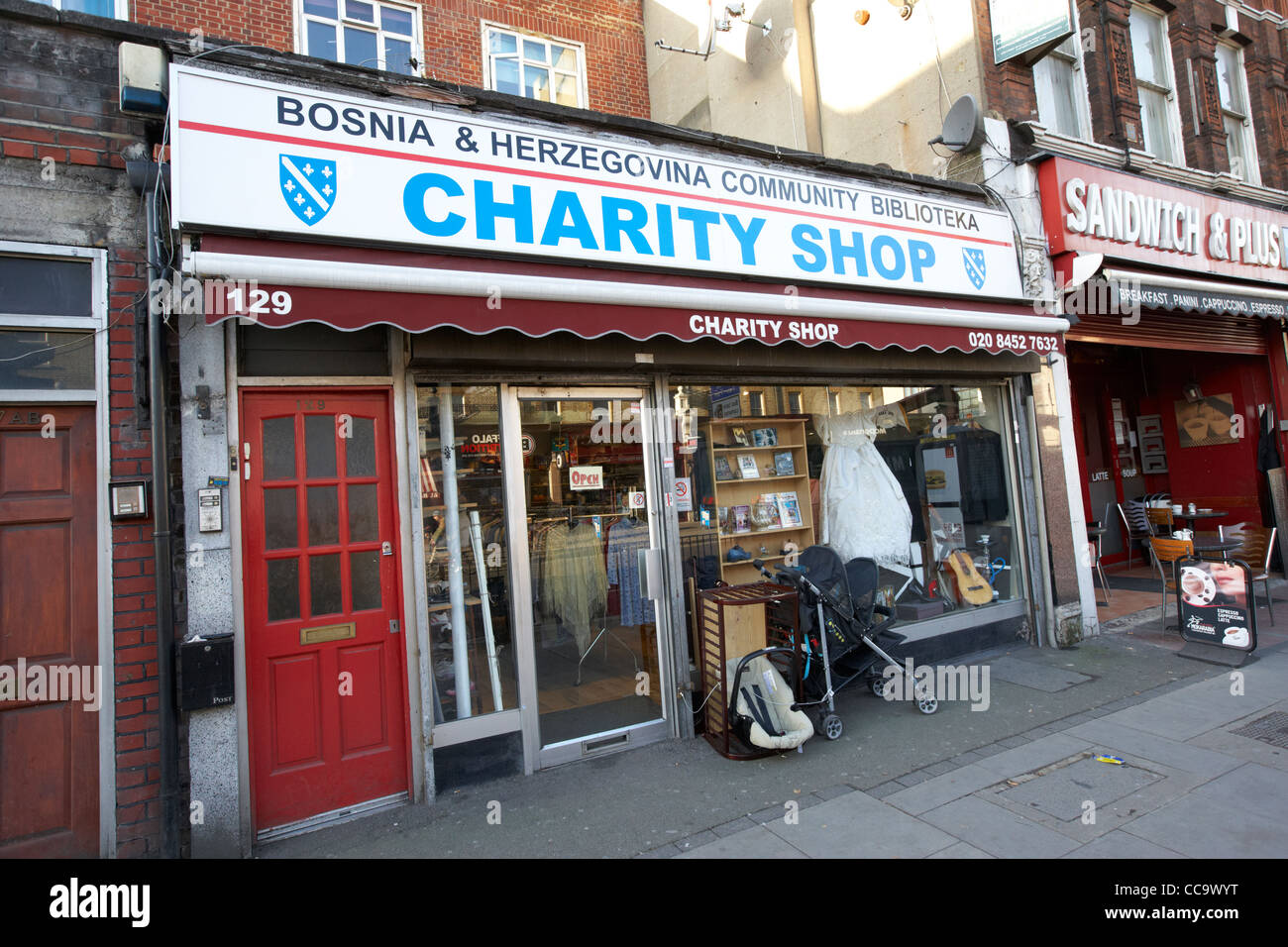 Bosnien Herzegowina Gemeinschaft Biblioteka kleine Charity shop Cricklewood North London England uk Stockfoto