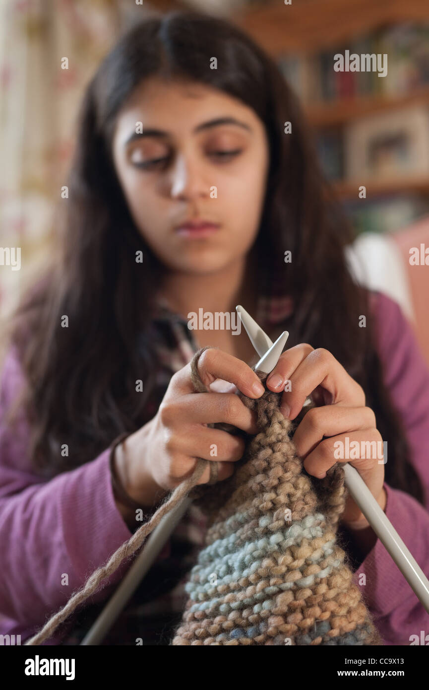 Teenager genießen selbst stricken, lernen, wie man strickt und lernen neues  Hobby und Handwerk, die Konzentration nicht um einen Stich zu verpassen  Stockfotografie - Alamy