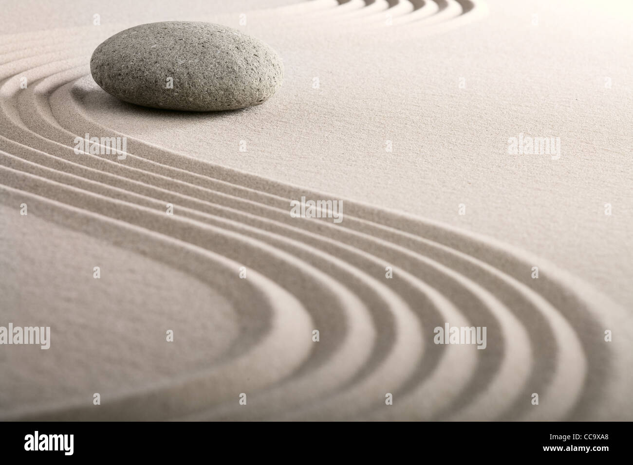 Zen-Sand-Stein Garten japanische Meditation Entspannung und Spa Bild geistiges Gleichgewicht round Rock Stockfoto