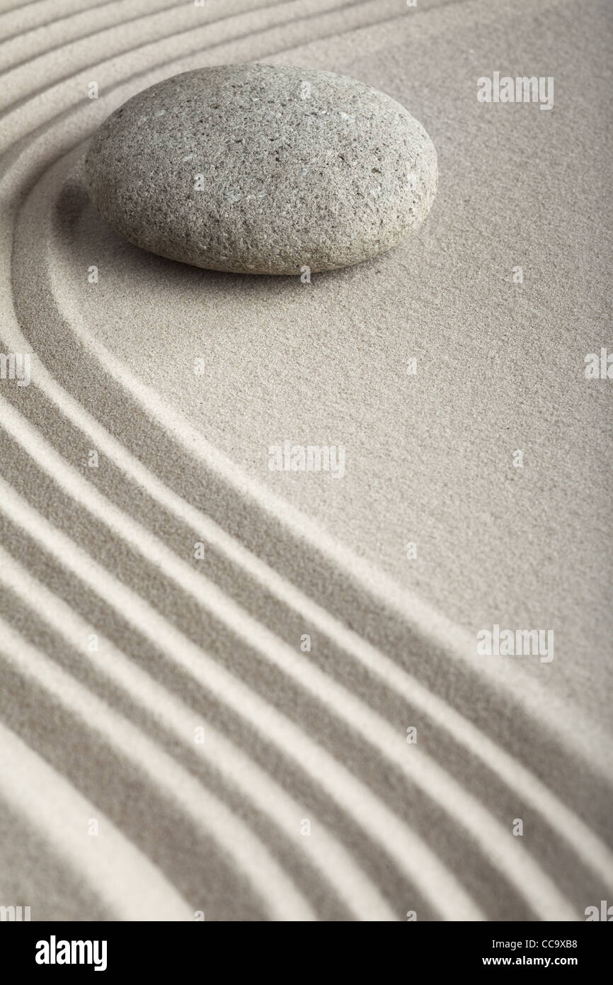 Zen-Sand-Stein Garten japanische Meditation Entspannung und Spa Bild geistiges Gleichgewicht round Rock Stockfoto