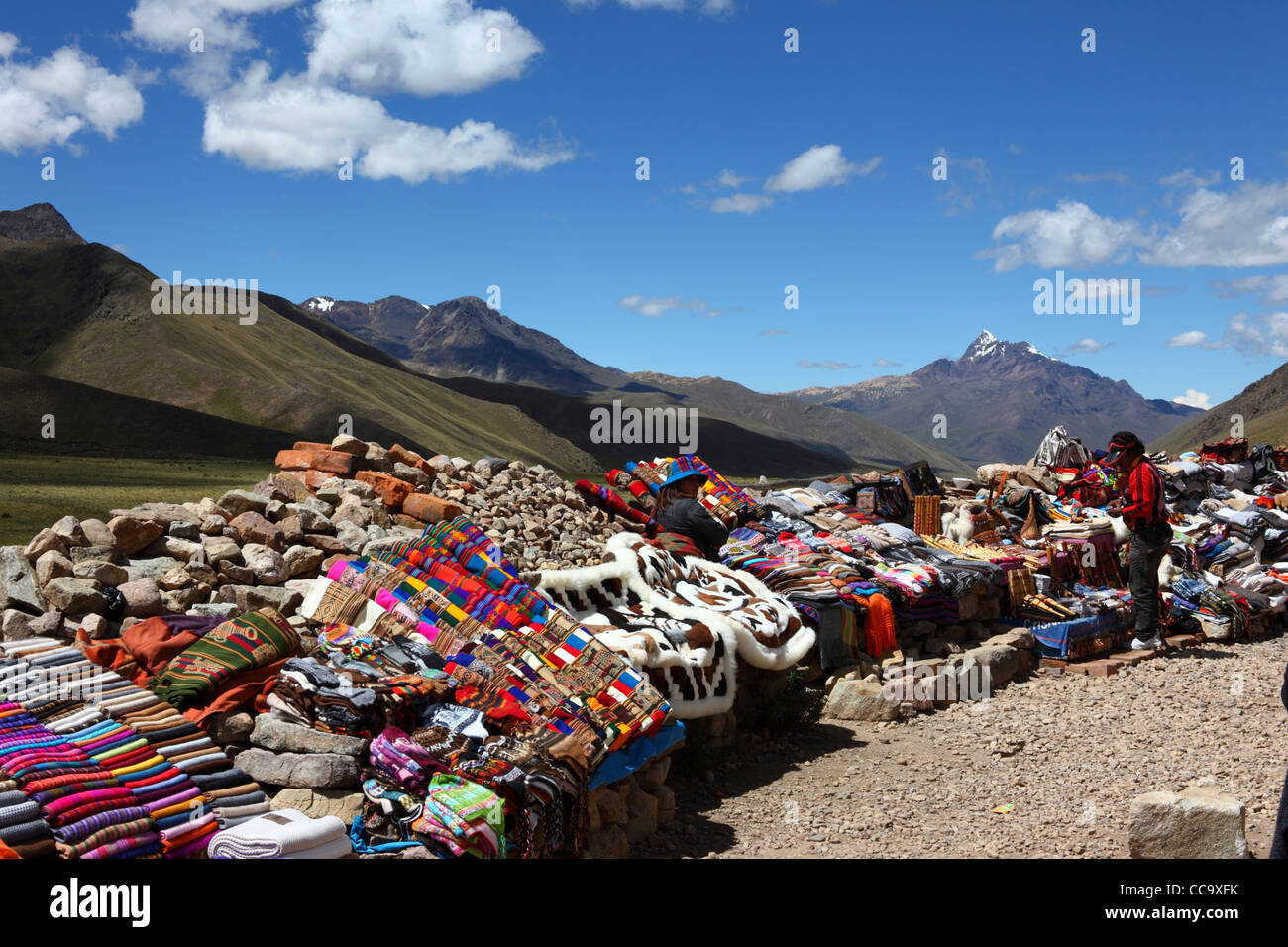 Textilstände am La Raya Pass neben dem Orient Express fahren Puno nach Cusco Railway, Peru Stockfoto