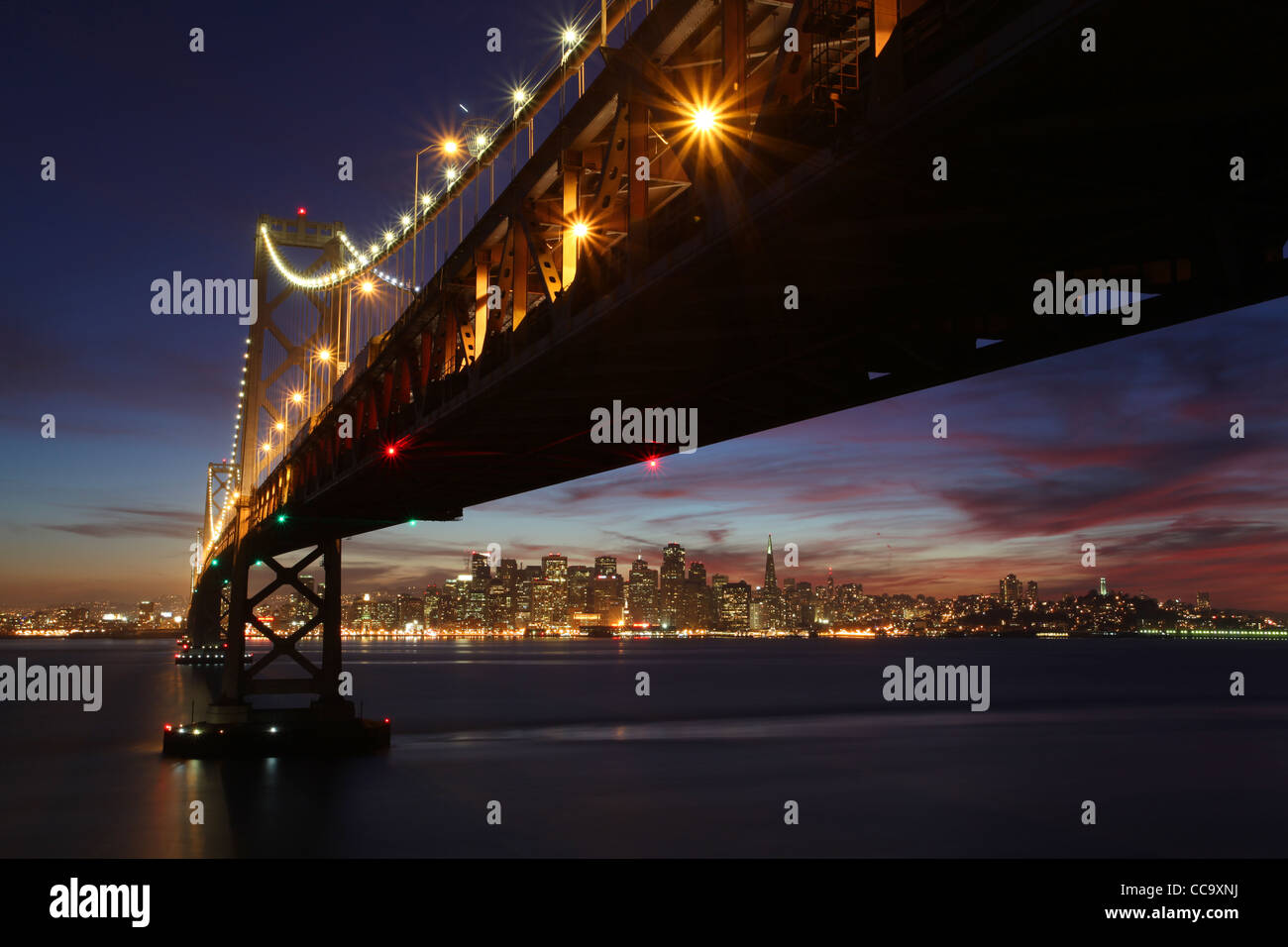 San Francisco Aglow unter der Bay Bridge Stockfoto