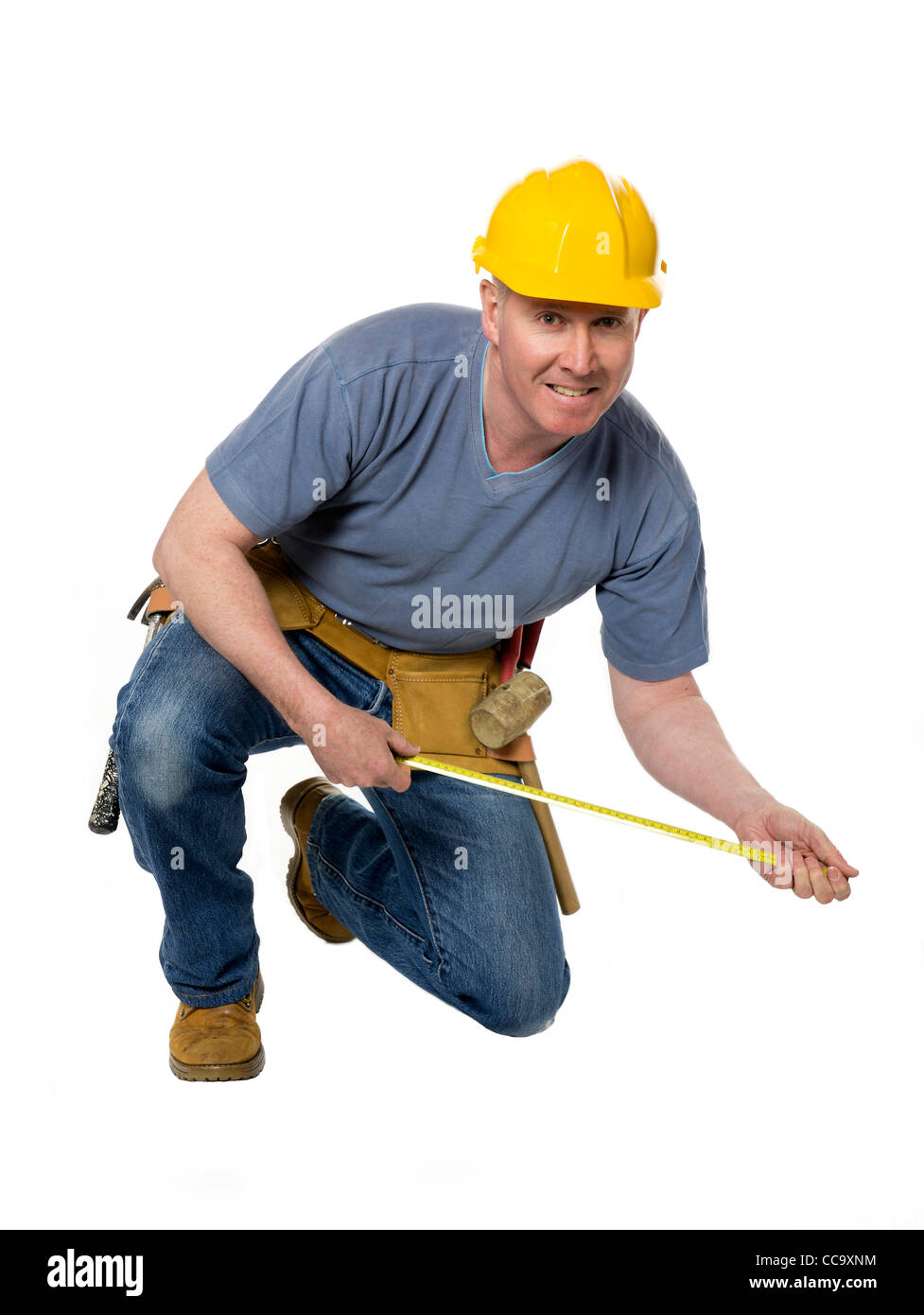 Bauarbeiter auf weißem Hintergrund Strecken messen Stockfoto