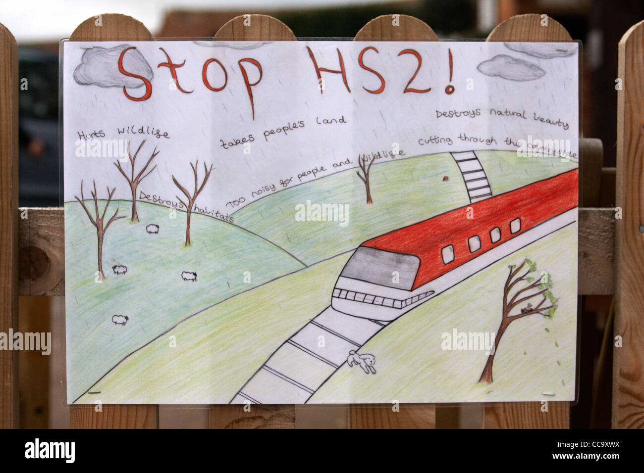 Anti-HS2 Poster, gezeichnet von lokalen Schulkindern sind außerhalb einer Kneipe nur Yards von der vorgeschlagenen Route in Wendover, Dollar gesehen. Stockfoto