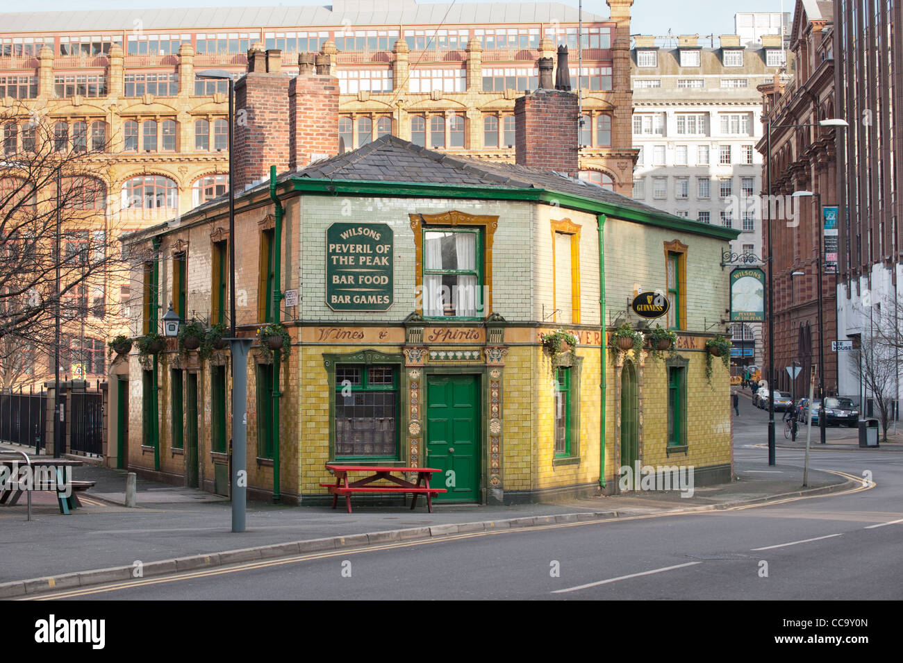 Peveril des Peak traditionellen englischen Stadt Pub, befindet sich auf große Bridgewater Street, Manchester, UK. Stockfoto