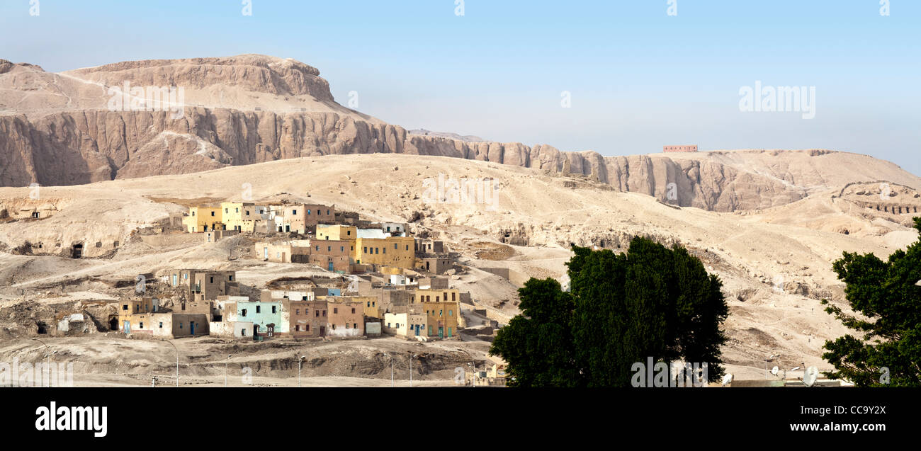 Panorama der Berge West Bank mit letzten verbliebenen Häusern der Gourna, Luxor, Ägypten Stockfoto