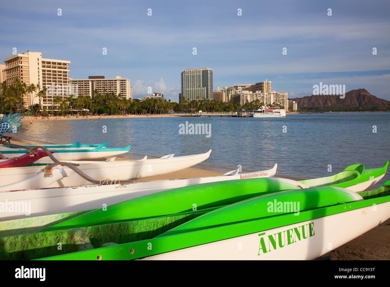 Kajaks am Strand von Waikiki, Honolulu, Hawaii. Stockfoto