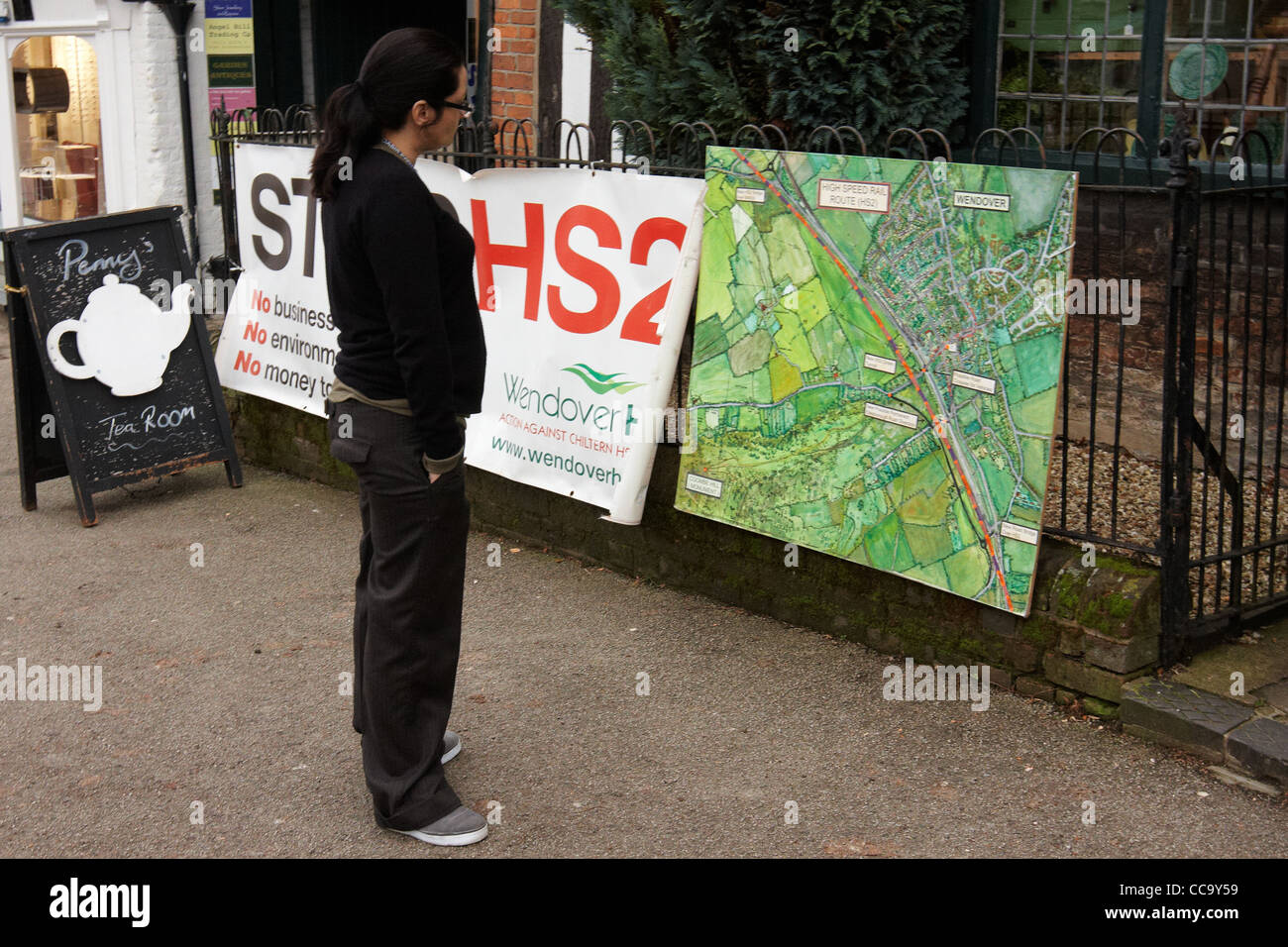 Ein lokales Geschäft, nur Yards von der vorgeschlagenen Route zeigt ein Anti HS2-Zeichen in Wendover, Buckinghamshire. Stockfoto