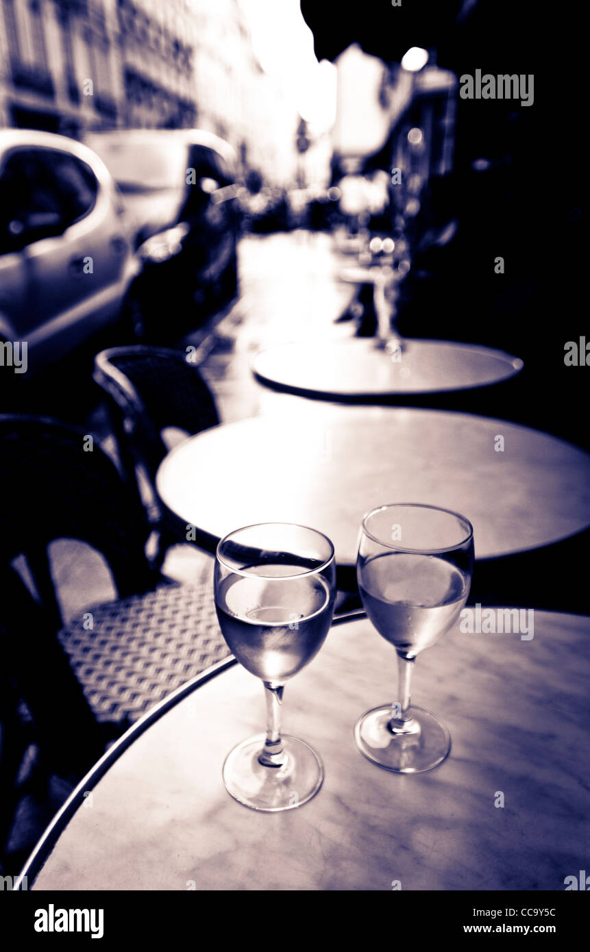 Weingläser auf einen Tisch im Freien, Paris, Frankreich Stockfoto