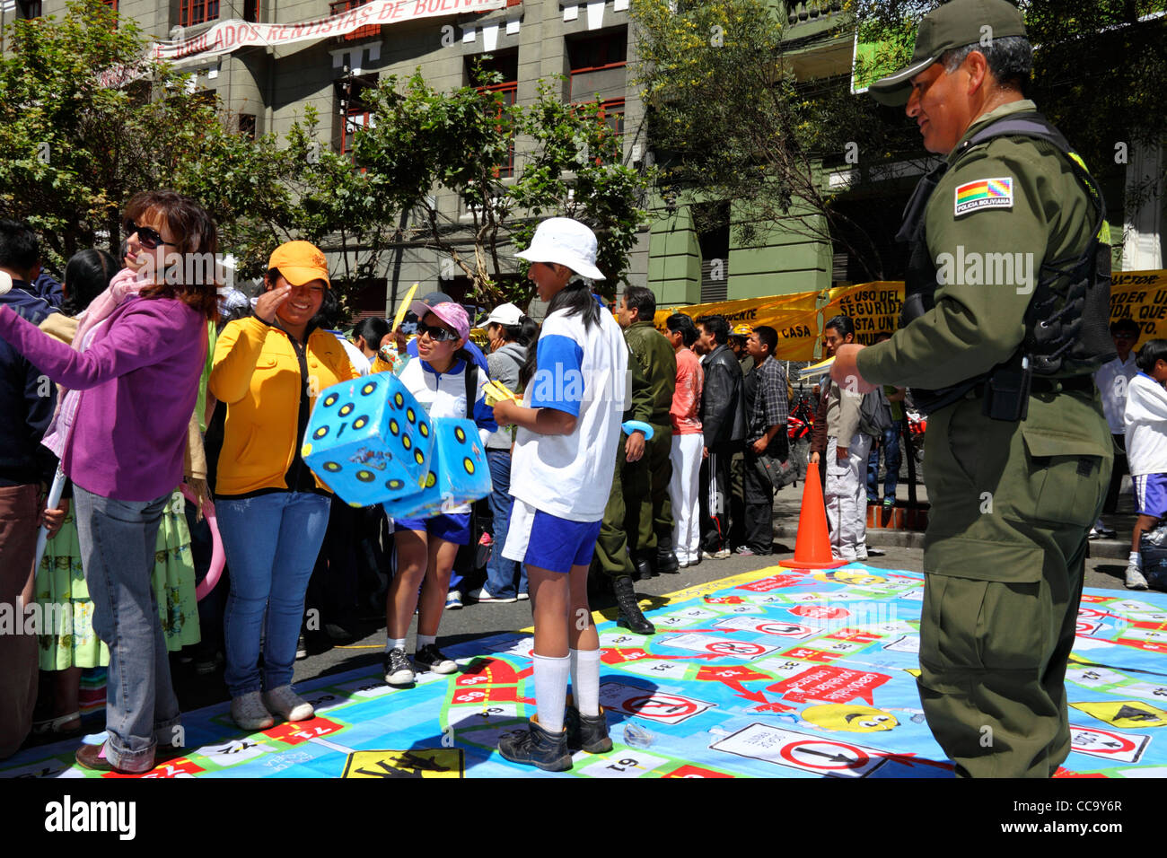 Transportpolizei organisieren eine riesige Straße Brettspiel, Kindern beizubringen, was Straße Zeichen bedeuten für Pedestrian Day, La Paz, Bolivien Stockfoto