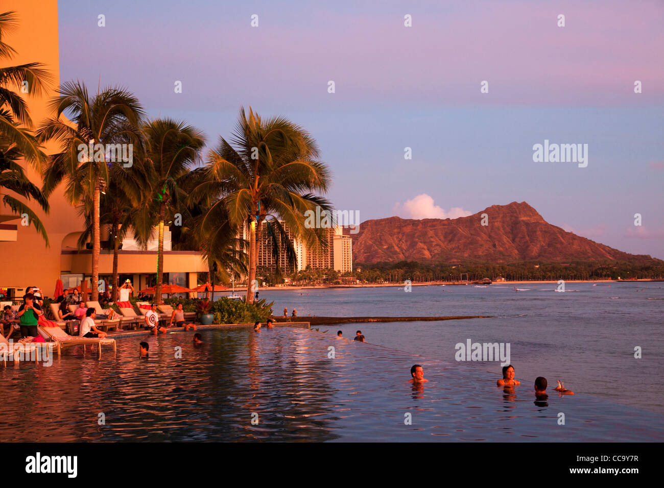 Sonnenuntergang und den Pool an der SheratonWaikiki, Waikiki Beach, Honolulu, Hawaii. Stockfoto