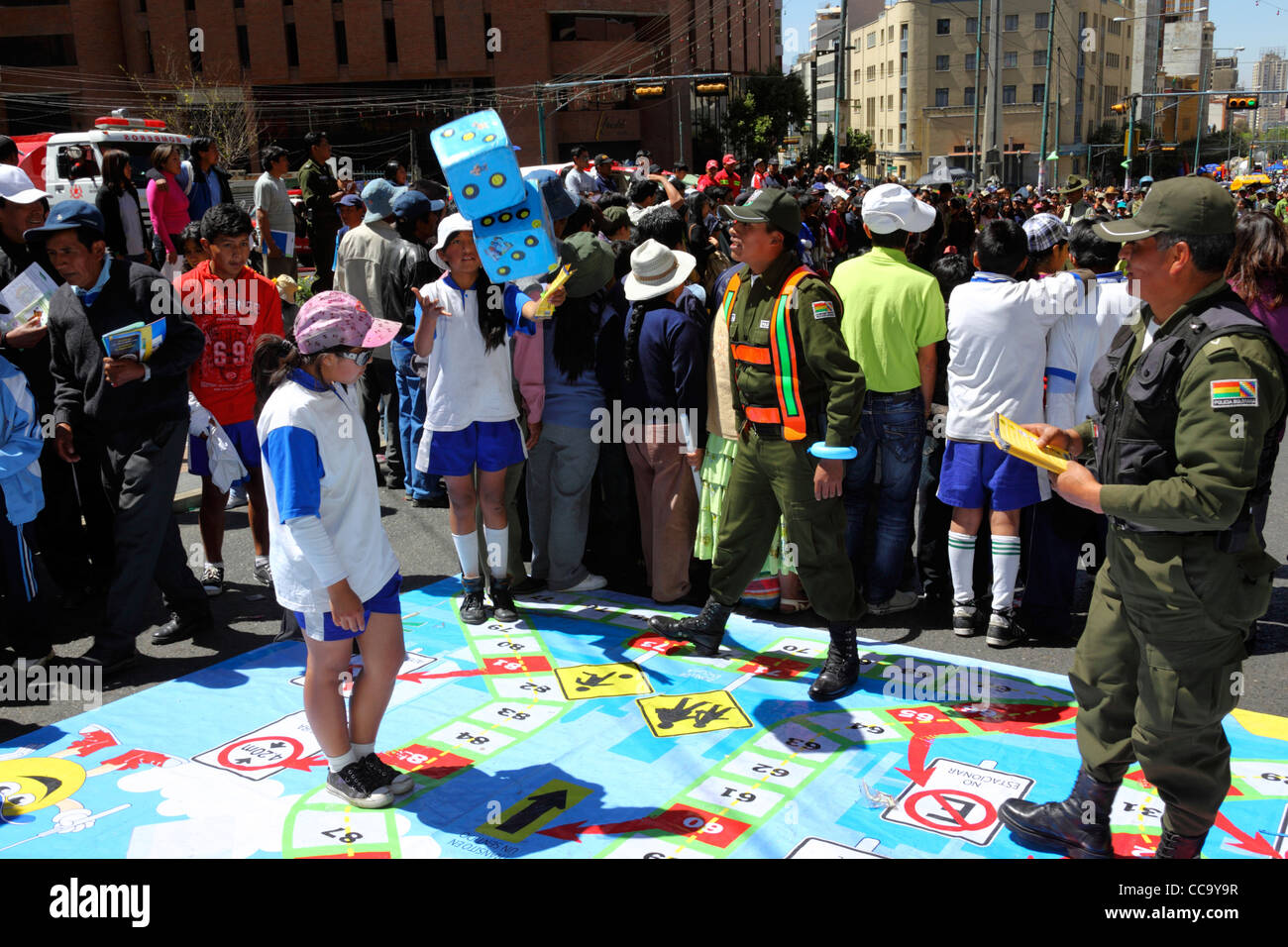 Transportpolizei organisieren eine riesige Straße Brettspiel, Kindern beizubringen, was Straße Zeichen bedeuten für Pedestrian Day, La Paz, Bolivien Stockfoto