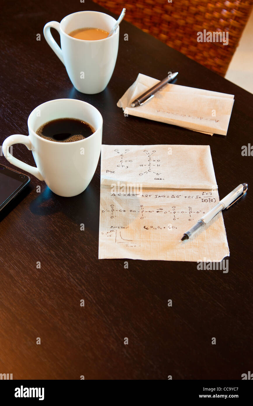 Molekulare Berechnungen auf einer Papierserviette auf einen Café-Tisch Stockfoto