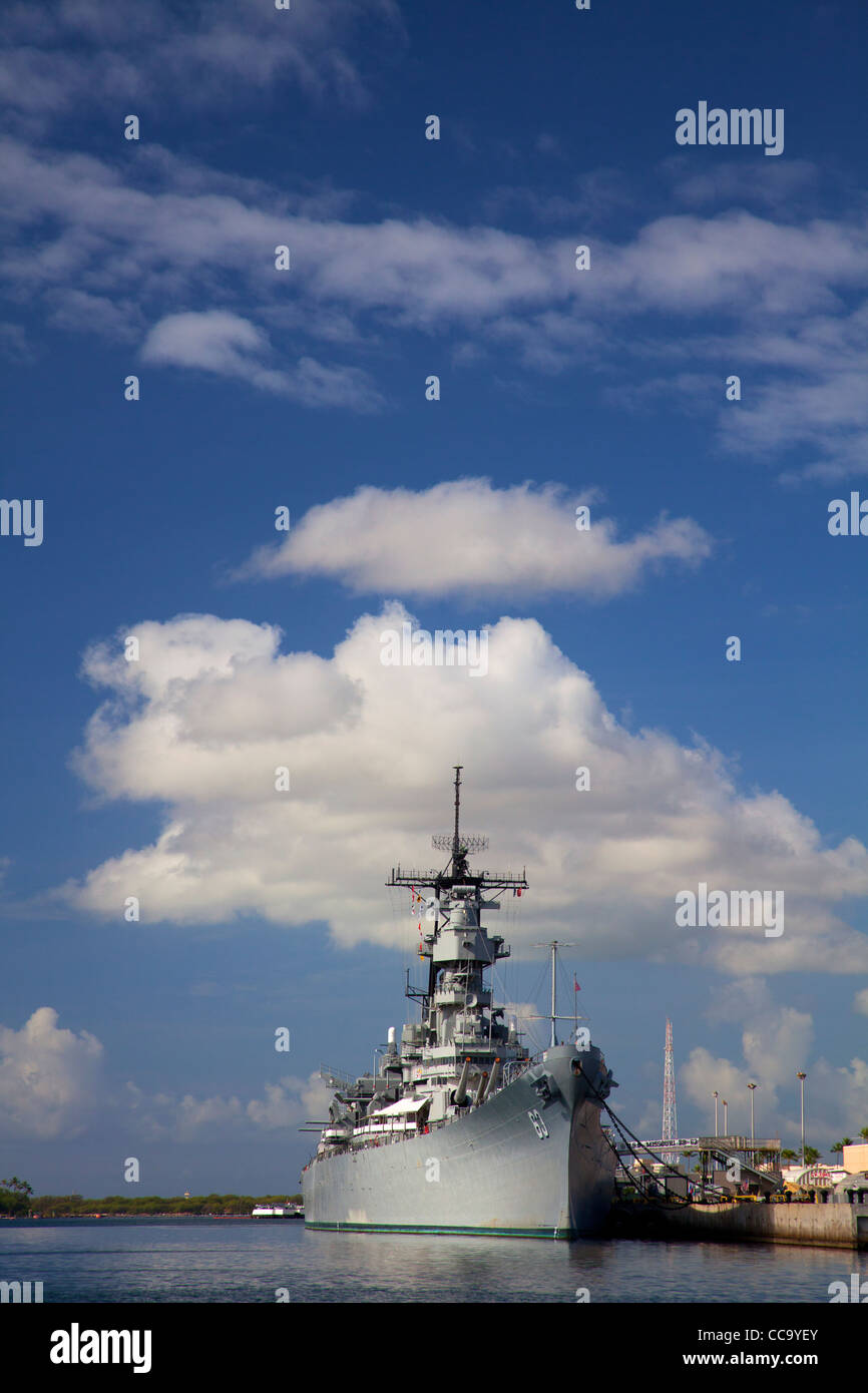 Die USS Missouri Schlachtschiff in der Nähe der USS Arizona Memorial, Pearl Harbor, Honolulu, Hawaii. Stockfoto