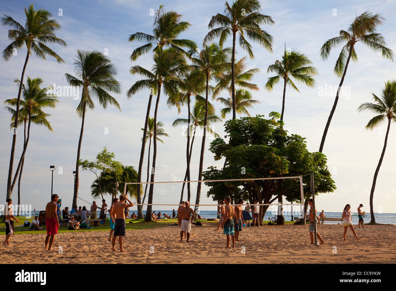 Spielen Sie Volleyball am Fort DeRussy Park, Waikiki Beach, Honolulu, Hawaii. Stockfoto