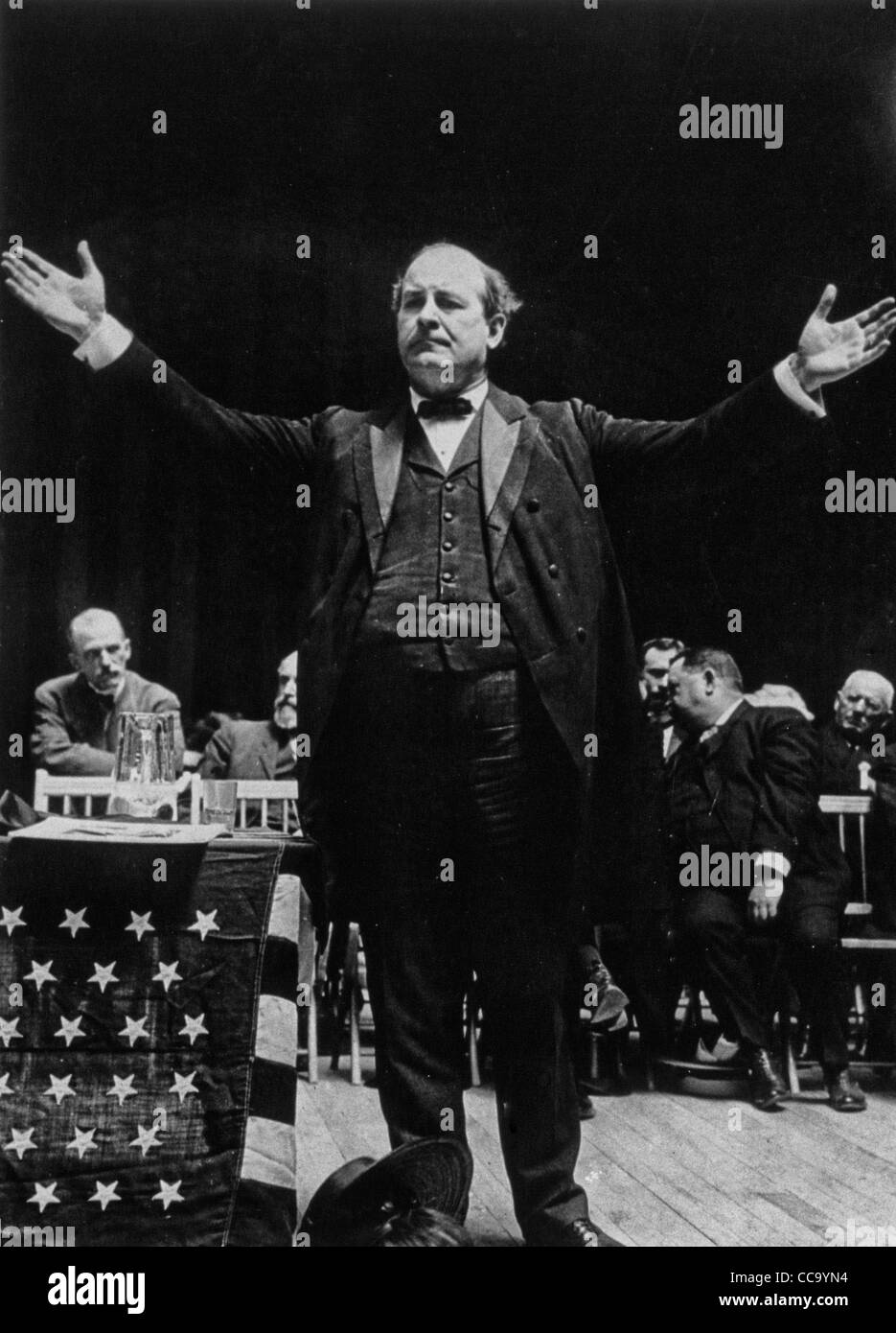 William Jennings Bryan stehen neben Flagge Marterrad Tisch auf der Bühne während der Democratic National Convention 1908 Stockfoto