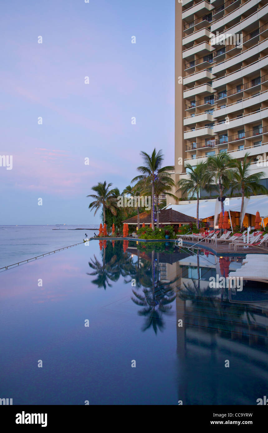 Pool im Sheraton Waikiki, Waikiki Beach, Honolulu, Hawaii. Stockfoto