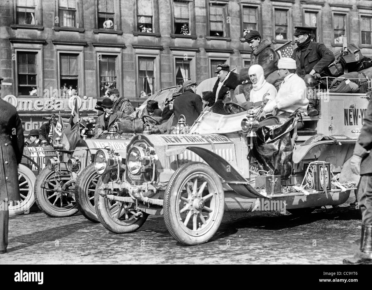 New York - Paris-Rennen: Autos aufgereiht um zu starten, New York, 1908 Stockfoto