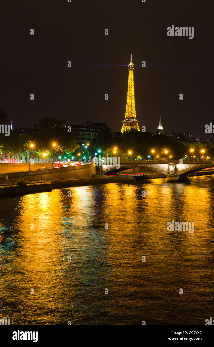 Der Eiffelturm in der Nacht vom Seineufer, Paris, Frankreich Stockfoto