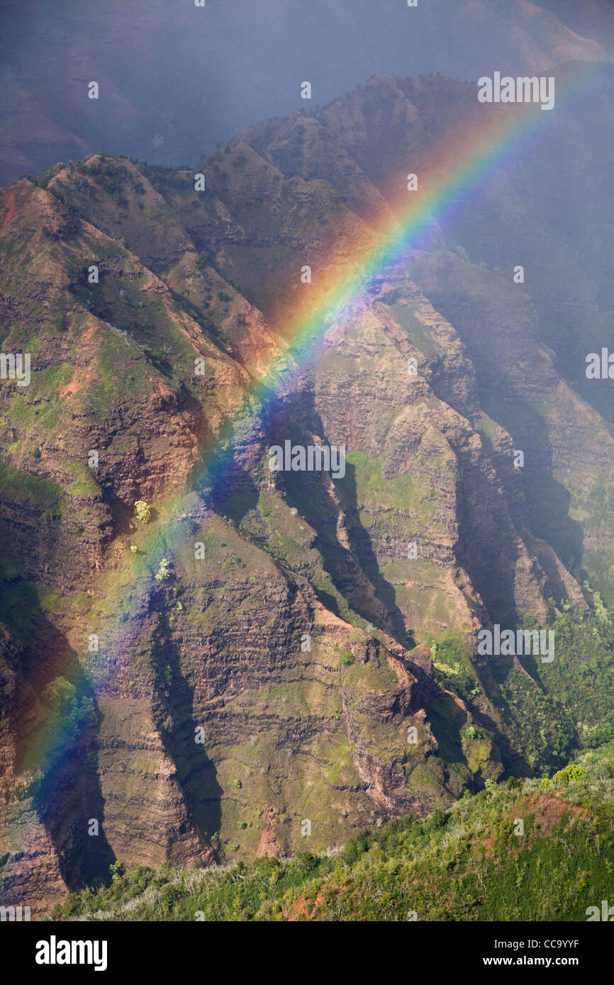 Luftbild des Regenbogens über Waimea Canyon, Kauai, Hawaii. Stockfoto