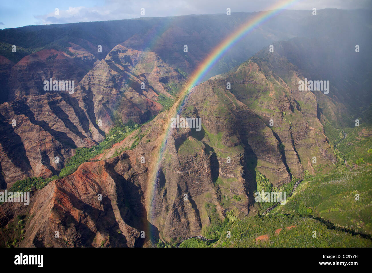Luftbild des Regenbogens über Waimea Canyon, Kauai, Hawaii. Stockfoto