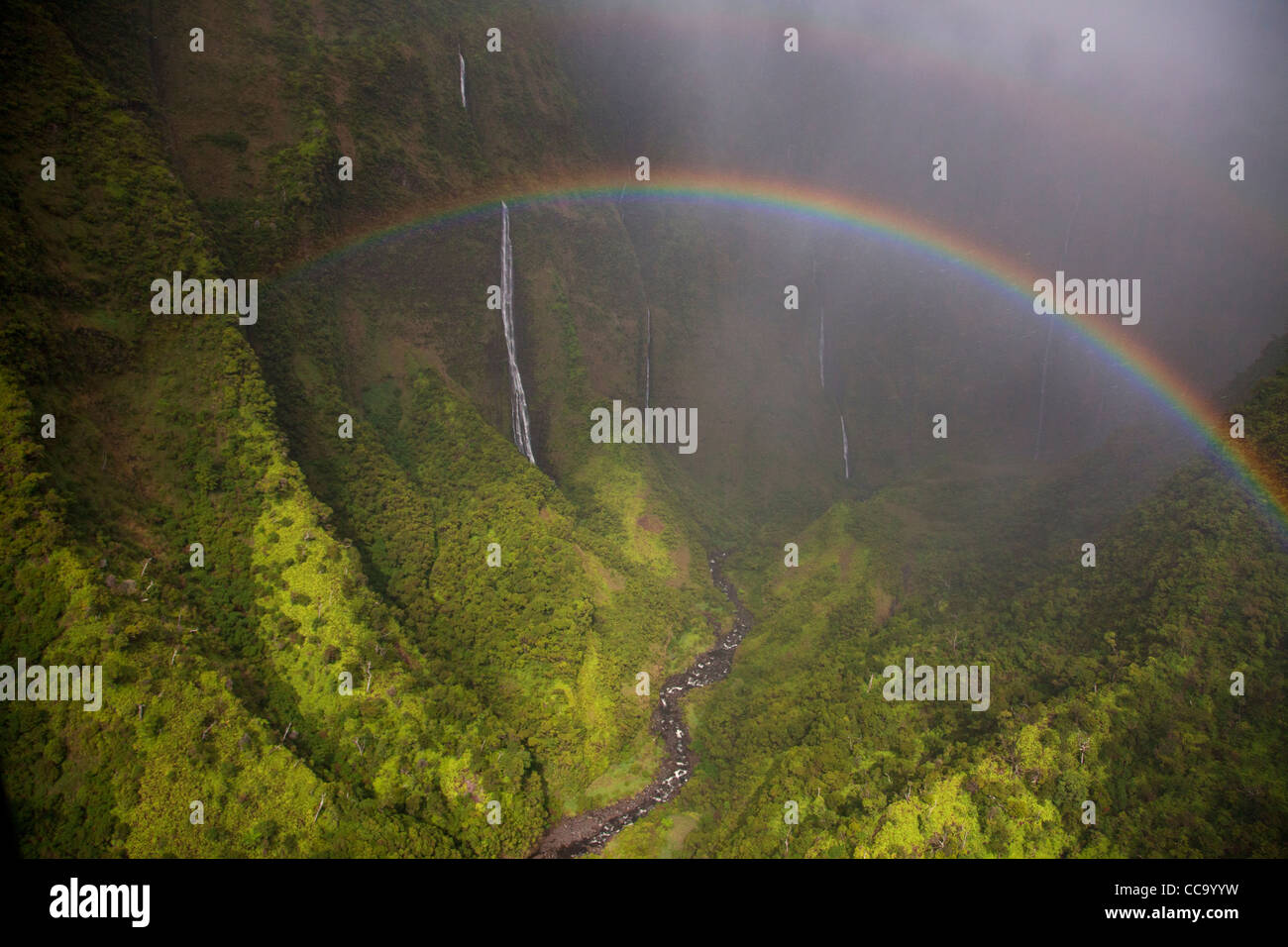 Antenne einen Regenbogen und Wasserfällen über Kauai, Hawaii. Stockfoto