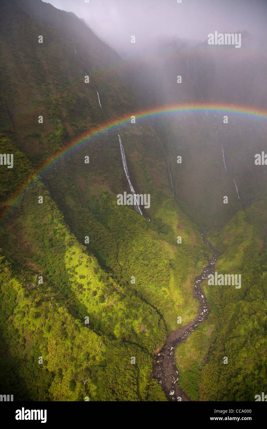 Antenne einen Regenbogen und Wasserfällen über Kauai, Hawaii. Stockfoto