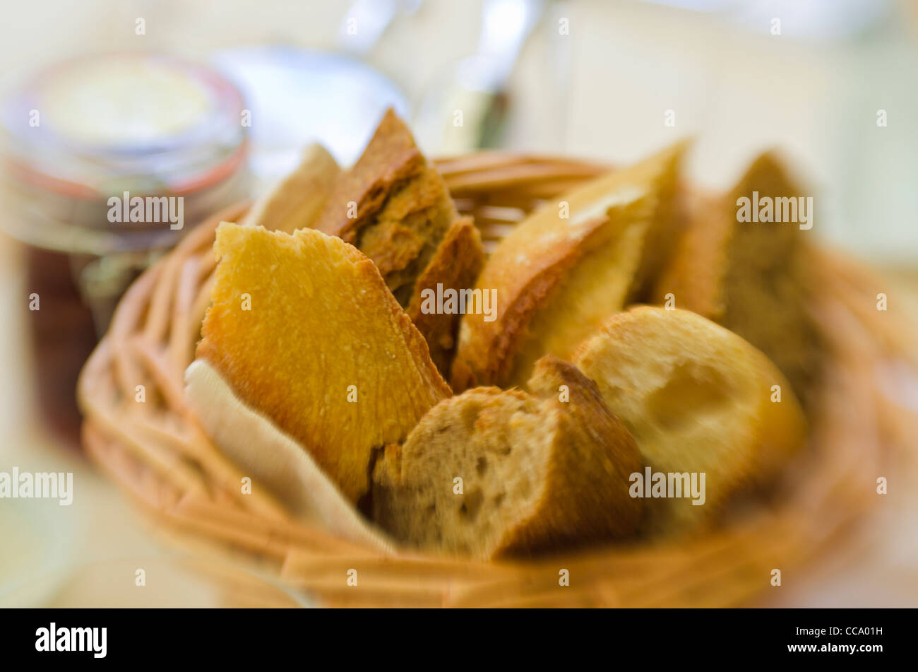 Korb mit Brot, Paris, Frankreich Stockfoto