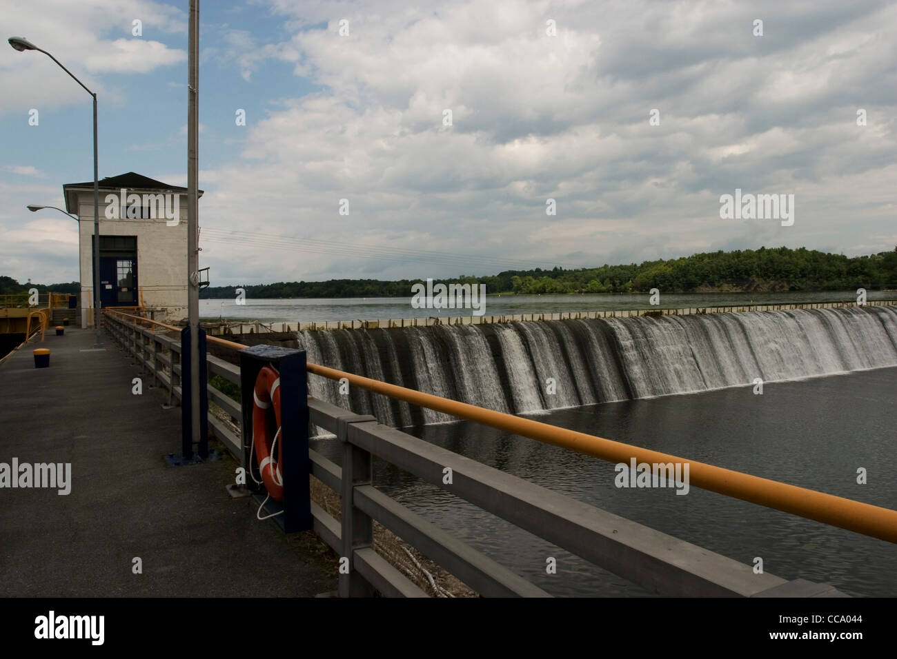 New York Erie Kanalschleuse Nr. 7 befindet sich in Niskayuna, New York am Mohawk River. Stockfoto