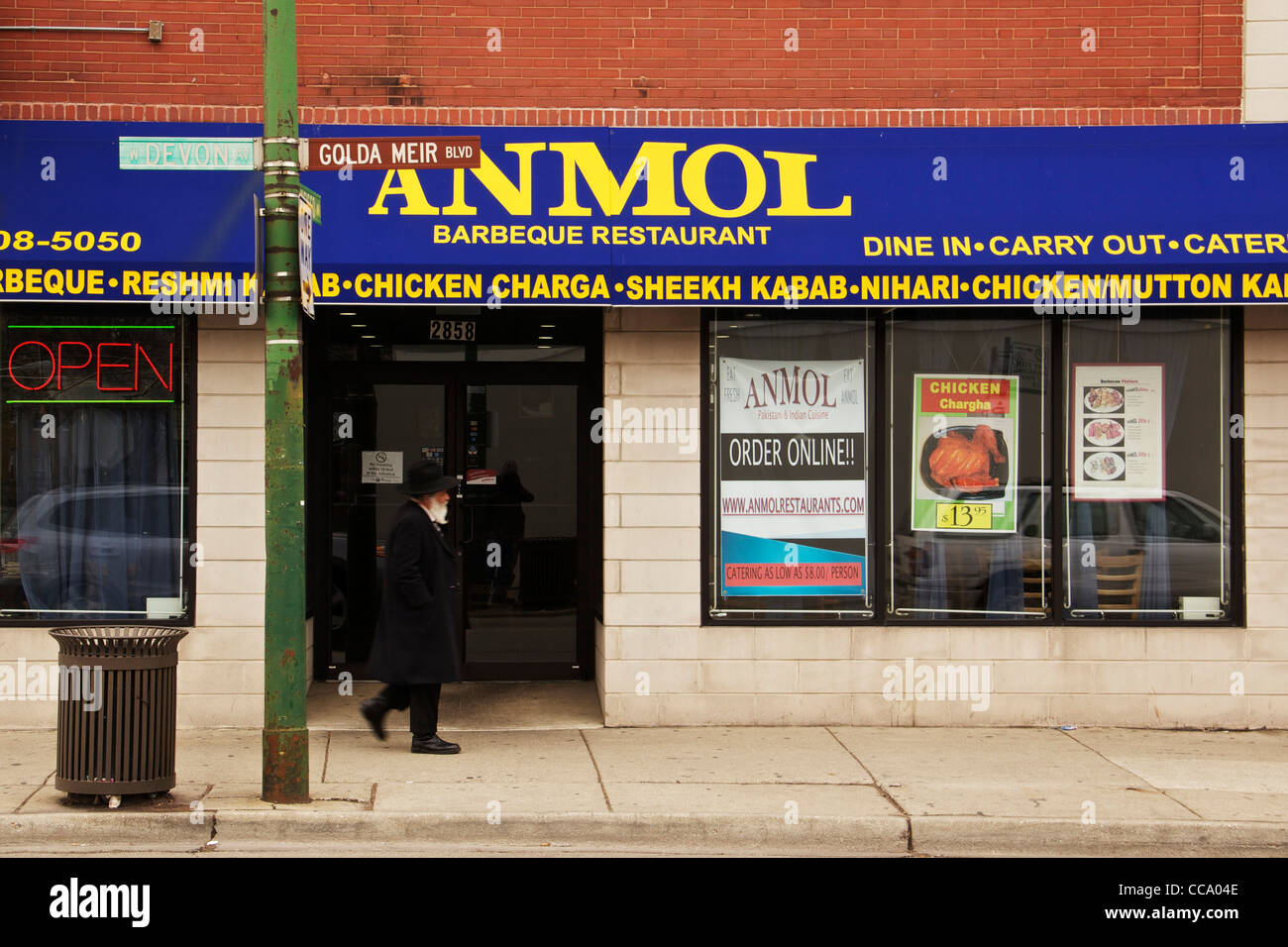 Orthodoxen jüdischen Mann zu Fuß vorbei an indische/pakistanische Restaurant. Devon Avenue ehrenamtliche Golda Meir Boulevard Chicago Illinois Stockfoto