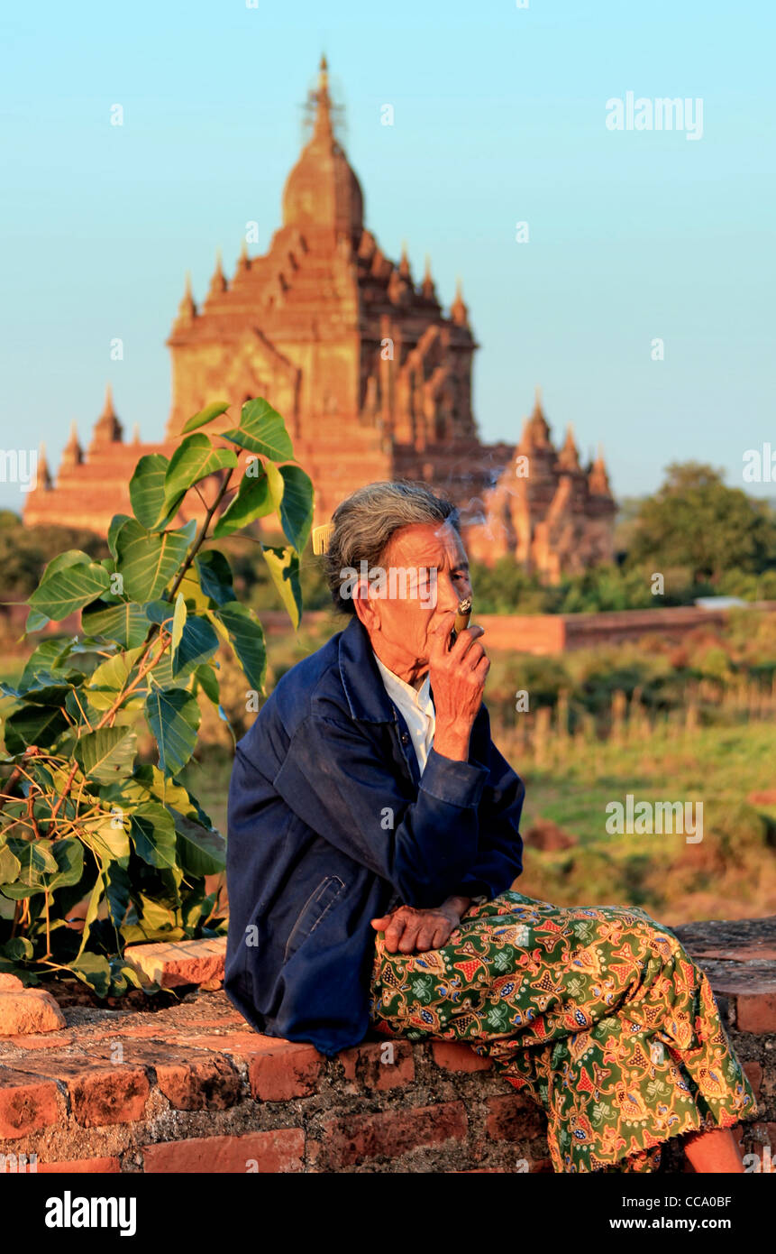 Rauchen Oma |  Bagan (Pagan), Myanmar (Burma) Stockfoto