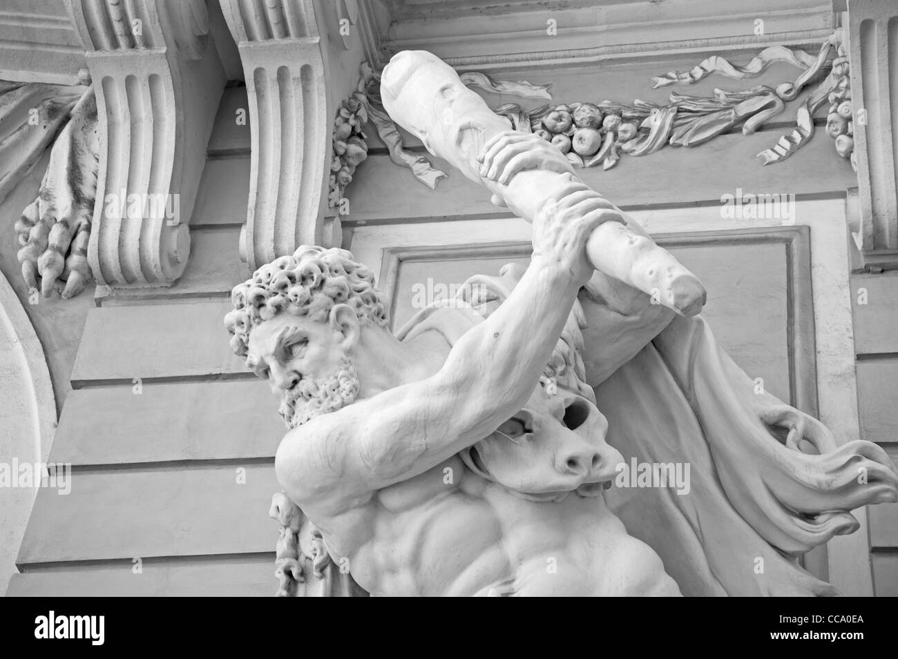 Fragment aus weißem Stein Skulptur Zusammensetzung Mann Hercules in der Nähe von Gebäude Parlamentsgebäude in Wien Stockfoto