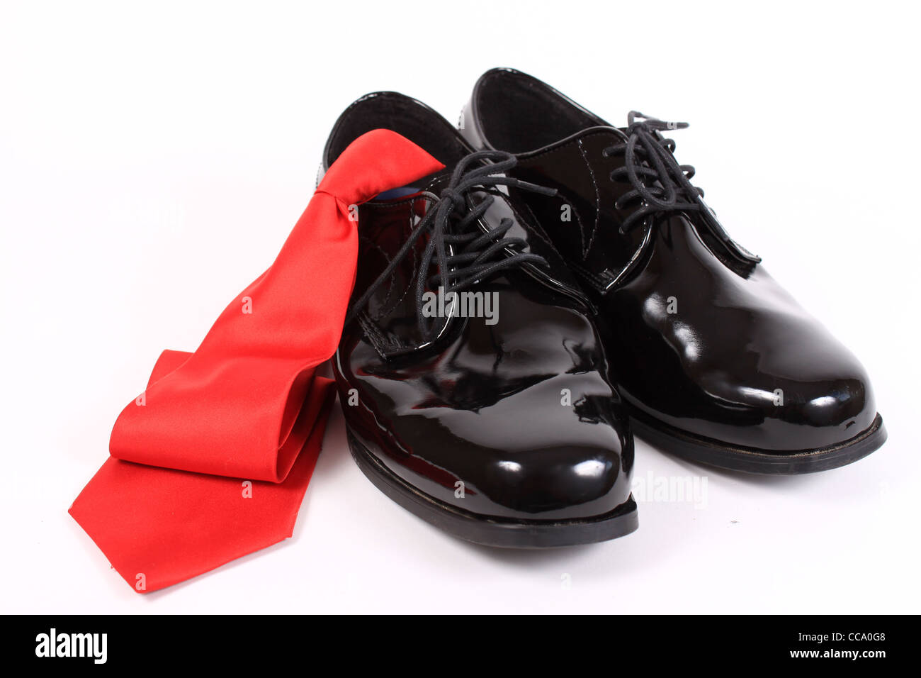 Mens glänzende Schnürschuhe formale schwarz mit roter Krawatte auf weißem Hintergrund Stockfoto