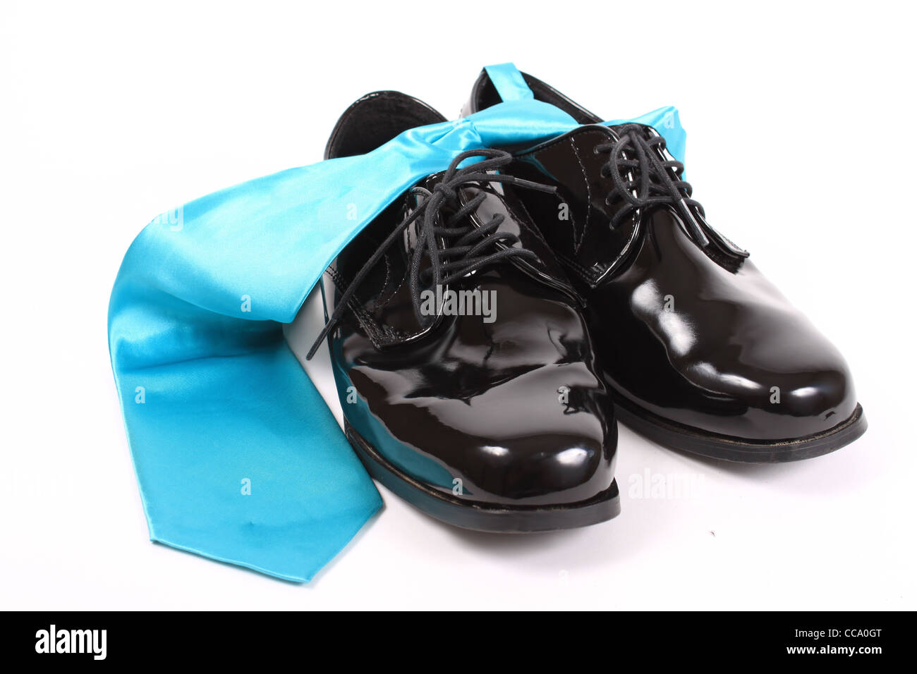 Mens glänzende Schnürschuhe formale schwarz mit hellen blauen Krawatte auf weißem Hintergrund Stockfoto