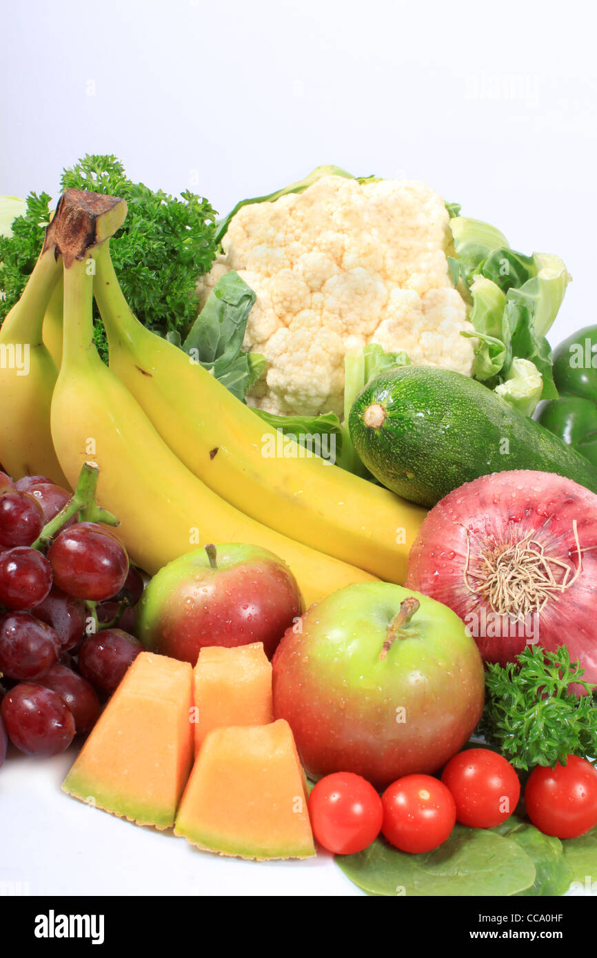 Gruppe von bunten Obst und Gemüse wie Trauben, Äpfel, Bananen und Blumenkohl Stockfoto