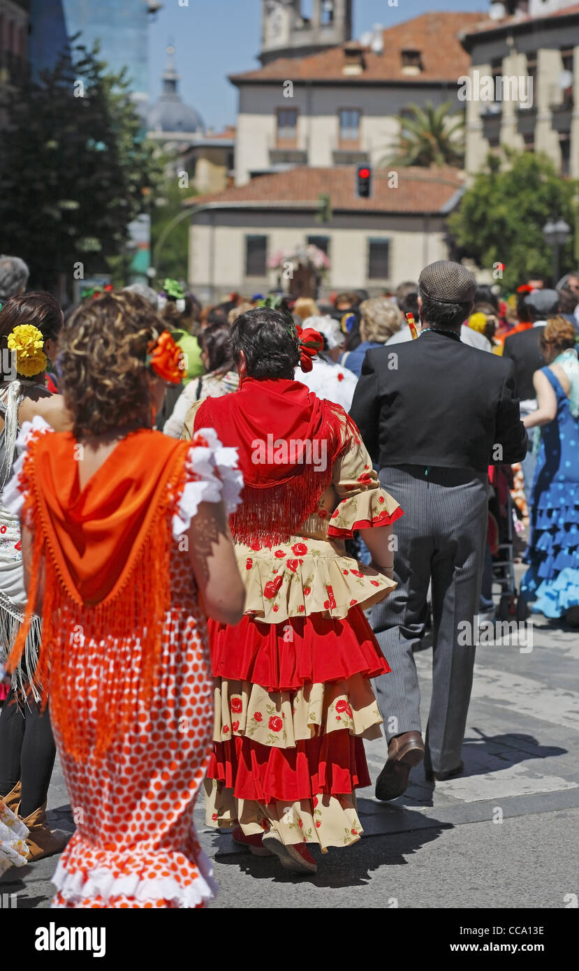 Frau trägt traditionellen Kleidung während der Prozession der Virgen del Rocío, Madrid, Spanien Stockfoto