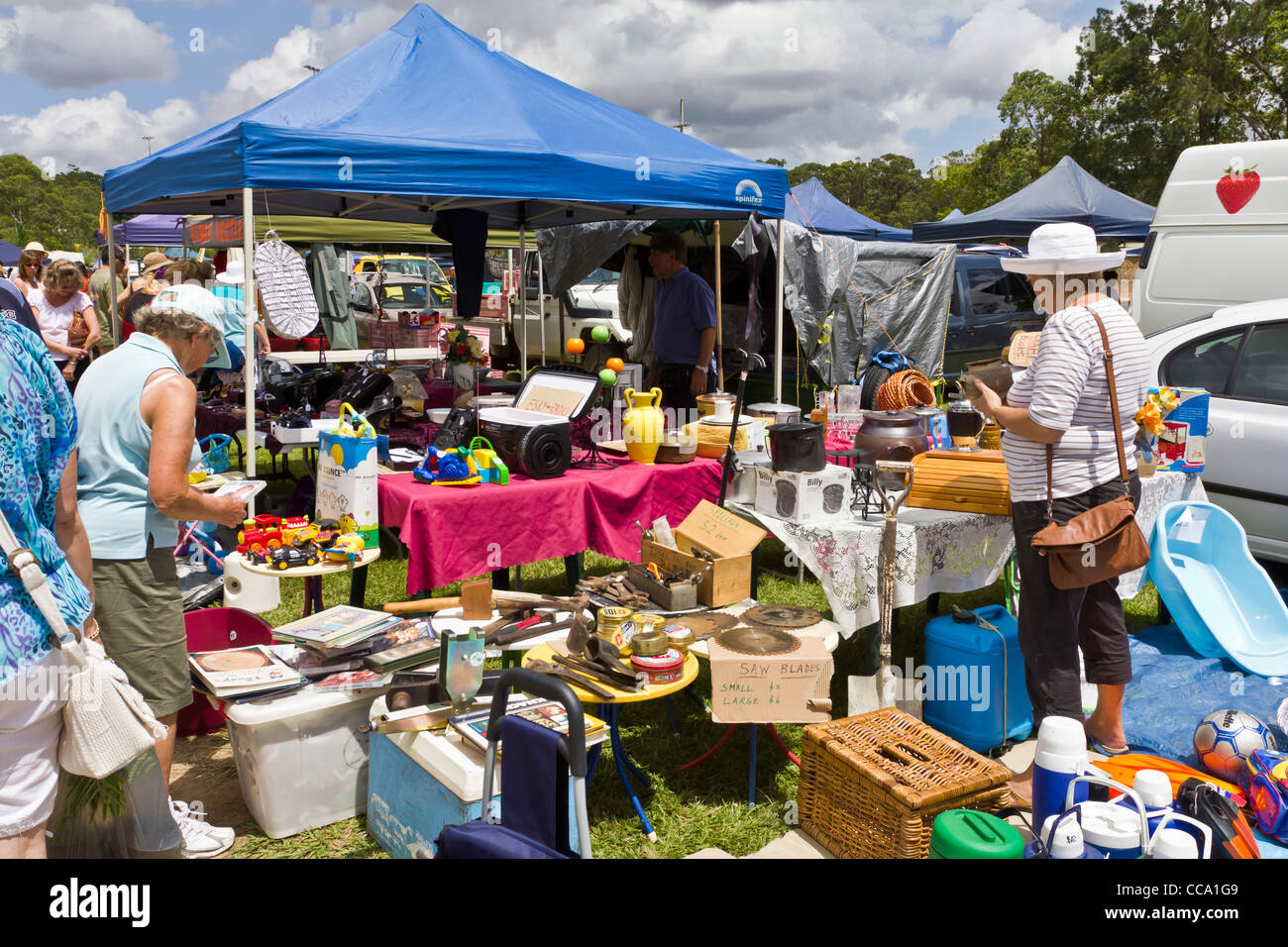 Second hand Ware Stall an Land Gemüsemarkt in Yandina, Sunshine Coast, Queensland, Australien Stockfoto