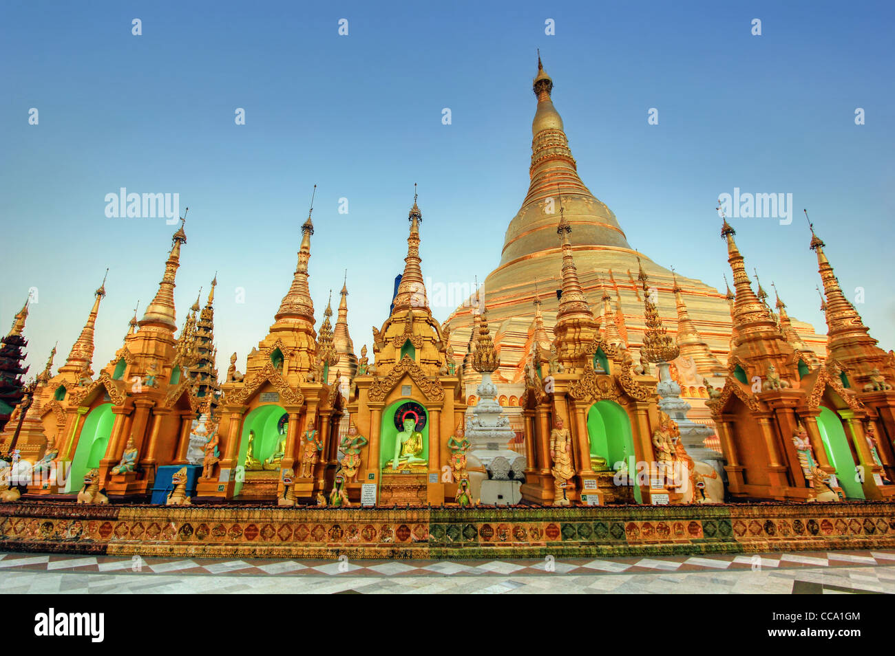 Goldene Türme an der Shwedagon-Pagode (Pagode) | Yangon (Rangoon) | Myanmar (Burma) Stockfoto