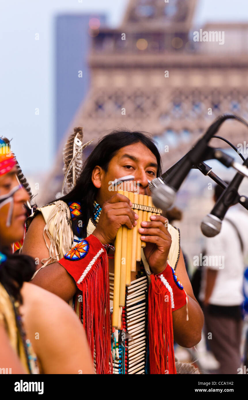 Native American Performer im Trocadero Square (Eiffelturm im Hintergrund), Paris, Frankreich Stockfoto