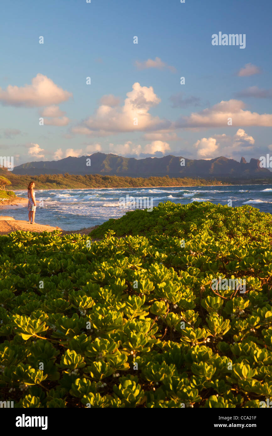 Ein Besucher auf Nukoli'i Strand, auch bekannt als Küchen, Kauai, Hawaii. (Modell freigegeben) Stockfoto