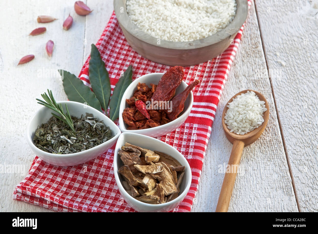 Ticino-Reis und frische Kräuter und Gewürze für eine Tessiner Risotto Stockfoto