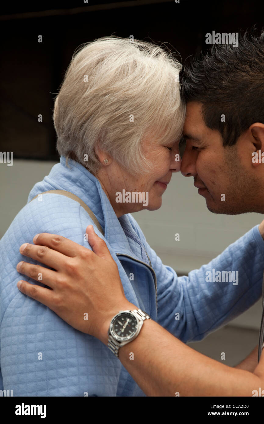 Neuseeland Maori Mann gibt traditionellen Gruß (Hongi) für einen Besucher, Nase und Stirn gleichzeitig berühren. Stockfoto